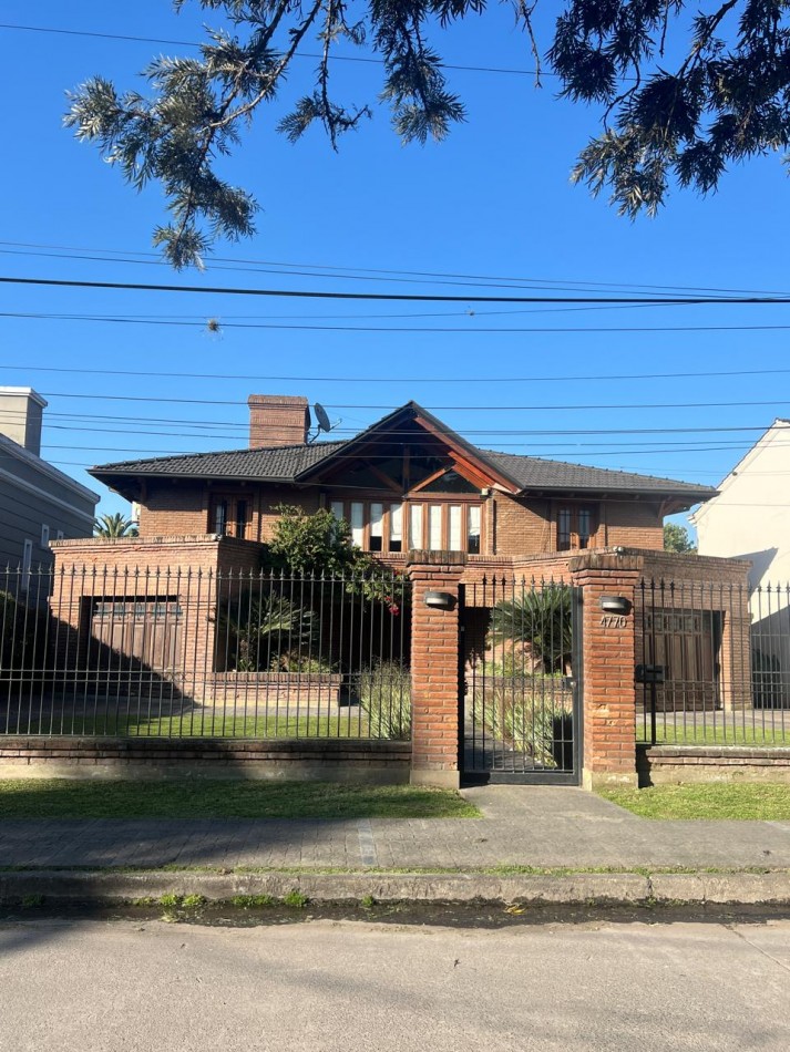 CASA EN VENTA PJE BENITO LYNCH 4700