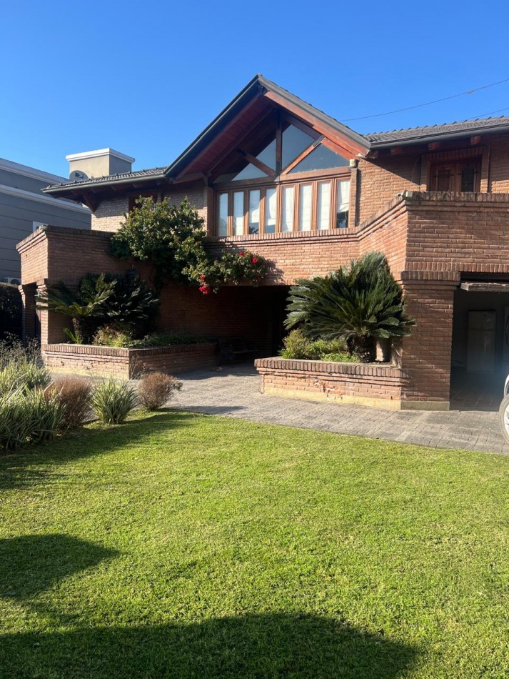 CASA EN VENTA PJE BENITO LYNCH 4700