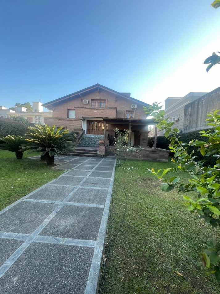 CASA EN VENTA PJE BENITO LYNCH 4700