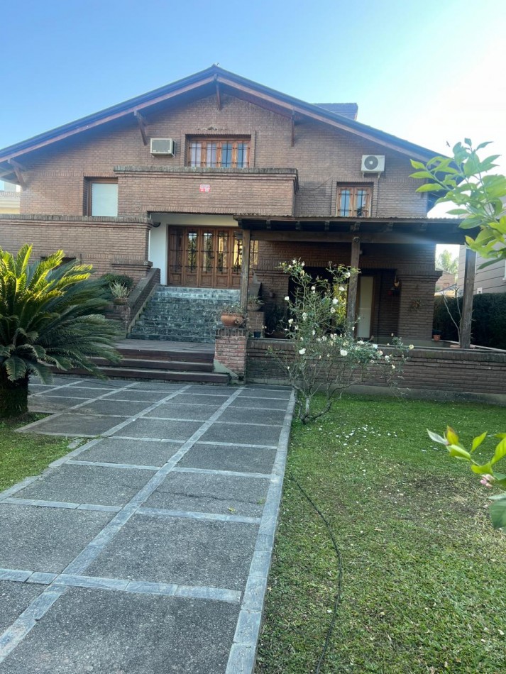 CASA EN VENTA PJE BENITO LYNCH 4700